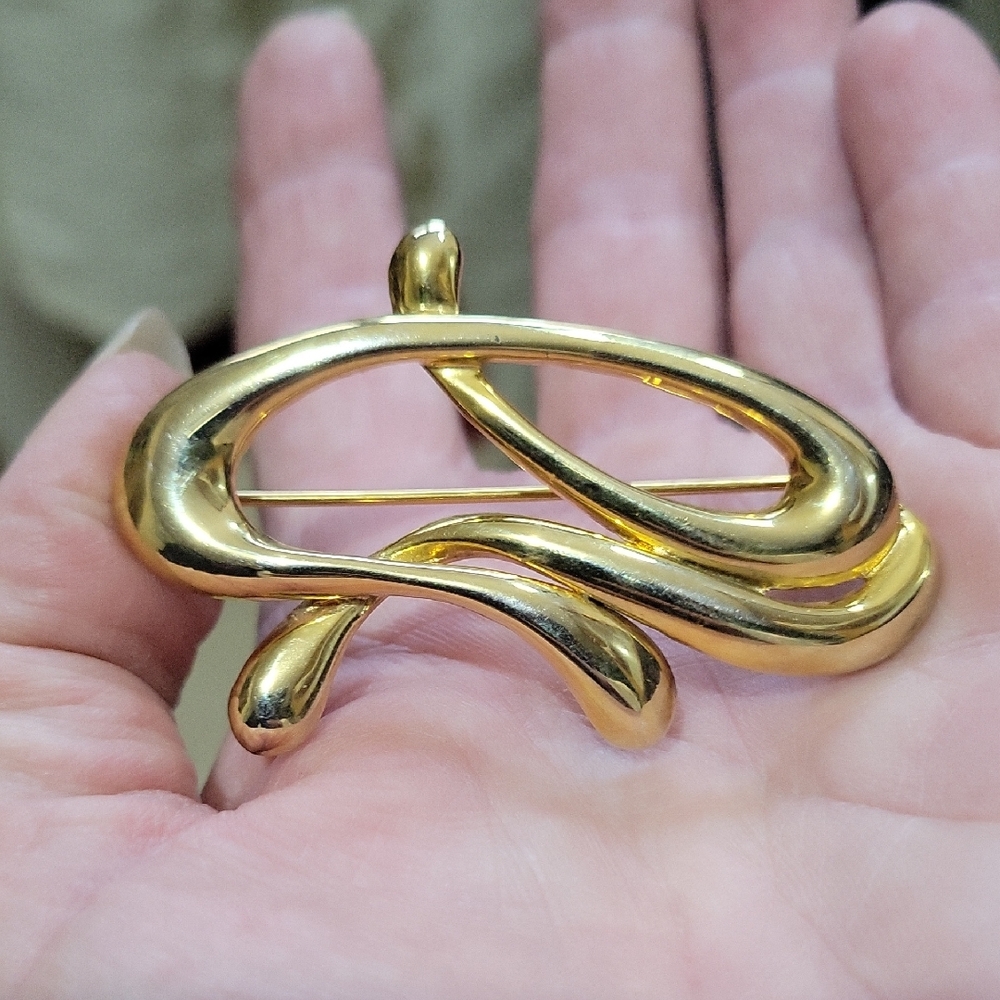 Elegant Gold Brooch